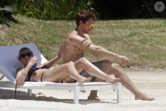 Exclusif - James Blunt et sa femme Sofia Wellesley profitent d'un après-midi ensoleillé sur une plage de l'Île Maurice. Le 22 février 2015.