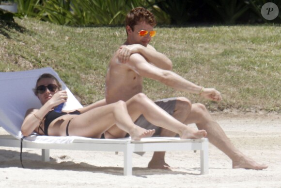 Exclusif - James Blunt et sa femme Sofia Wellesley profitent d'un après-midi ensoleillé sur une plage de l'Île Maurice. Le 22 février 2015.