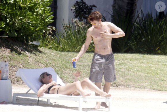 Exclusif - James Blunt et sa femme Sofia Wellesley profitent d'un après-midi ensoleillé sur une plage de l'Île Maurice. Le 22 février 2015.