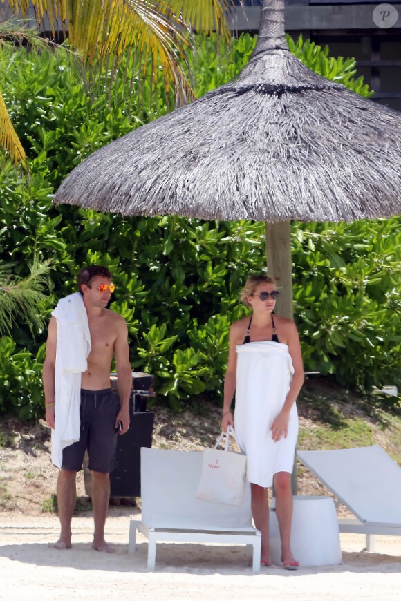 Exclusif - James Blunt et sa femme Sofia Wellesley profitent d'un après-midi ensoleillé sur une plage de l'Île Maurice. Le 22 février 2015.