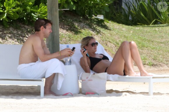 Exclusif - James Blunt et sa femme Sofia Wellesley profitent d'un après-midi ensoleillé sur une plage de l'Île Maurice. Le 22 février 2015.