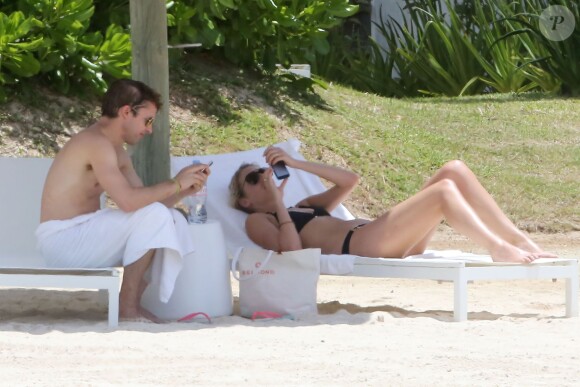 Exclusif - James Blunt et sa femme Sofia Wellesley profitent d'un après-midi ensoleillé sur une plage de l'Île Maurice. Le 22 février 2015.