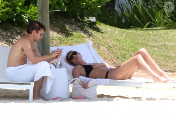 Exclusif - James Blunt et sa femme Sofia Wellesley profitent d'un après-midi ensoleillé sur une plage de l'Île Maurice. Le 22 février 2015.