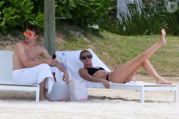 Exclusif - James Blunt et sa femme Sofia Wellesley profitent d'un après-midi ensoleillé sur une plage de l'Île Maurice. Le 22 février 2015.