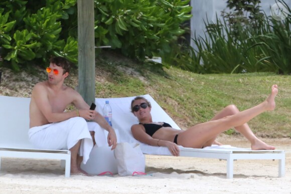 Exclusif - James Blunt et sa femme Sofia Wellesley profitent d'un après-midi ensoleillé sur une plage de l'Île Maurice. Le 22 février 2015.