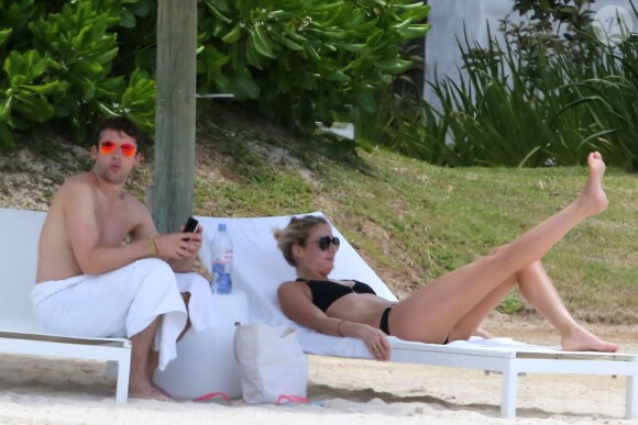 Exclusif - James Blunt et sa femme Sofia Wellesley profitent d'un après-midi ensoleillé sur une plage de l'Île Maurice. Le 22 février 2015.