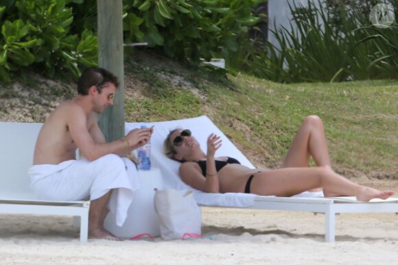 Exclusif - James Blunt et sa femme Sofia Wellesley profitent d'un après-midi ensoleillé sur une plage de l'Île Maurice. Le 22 février 2015.