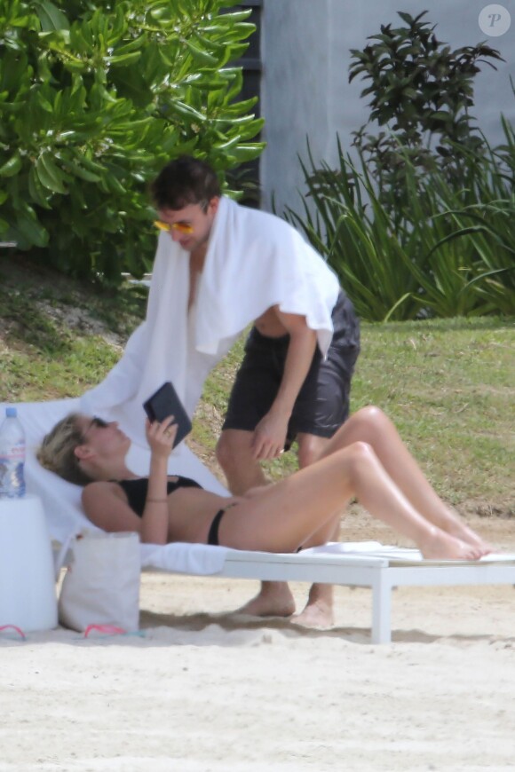 Exclusif - James Blunt et sa femme Sofia Wellesley profitent d'un après-midi ensoleillé sur une plage de l'Île Maurice. Le 22 février 2015.