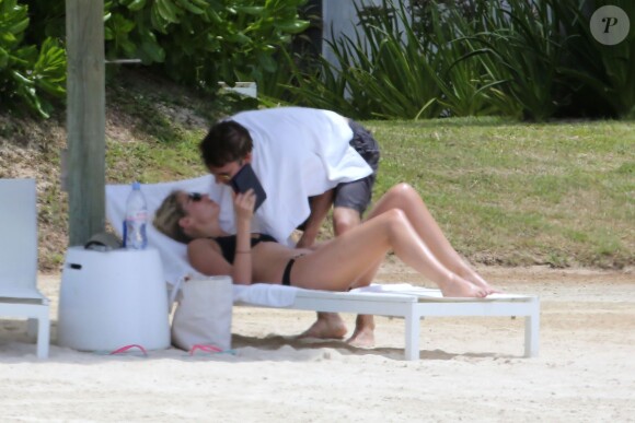 Exclusif - James Blunt et sa femme Sofia Wellesley profitent d'un après-midi ensoleillé sur une plage de l'Île Maurice. Le 22 février 2015.