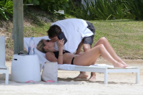 Exclusif - James Blunt et sa femme Sofia Wellesley s'embrassent sur une plage de l'Île Maurice. Le 22 février 2015.