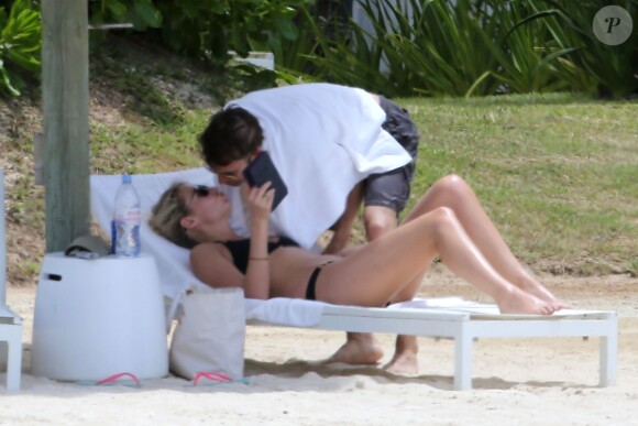 Exclusif - James Blunt et sa femme Sofia Wellesley profitent d'un après-midi ensoleillé sur une plage de l'Île Maurice. Le 22 février 2015.