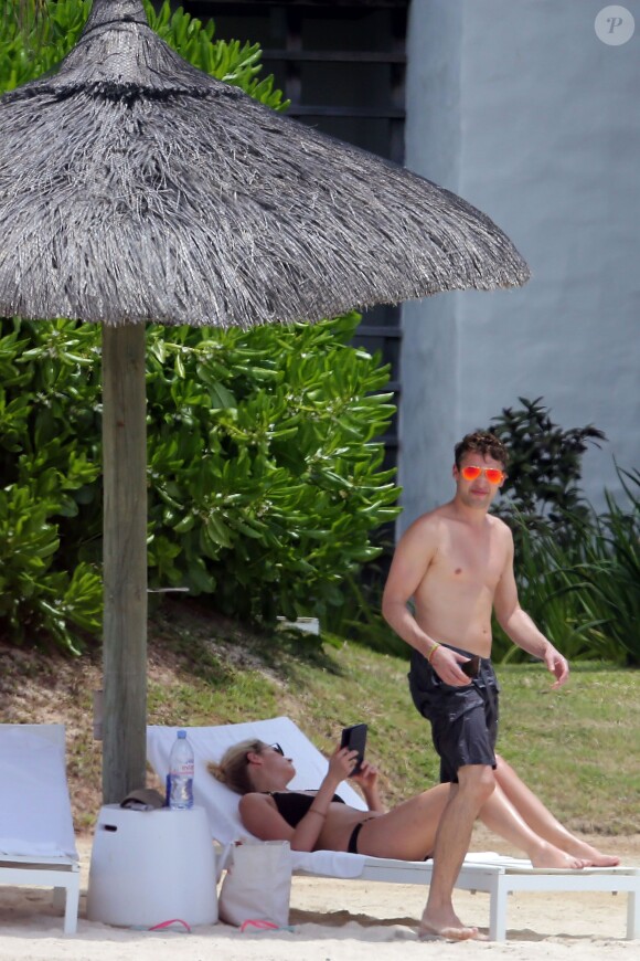 Exclusif - James Blunt et sa femme Sofia Wellesley profitent d'un après-midi ensoleillé sur une plage de l'Île Maurice. Le 22 février 2015.
