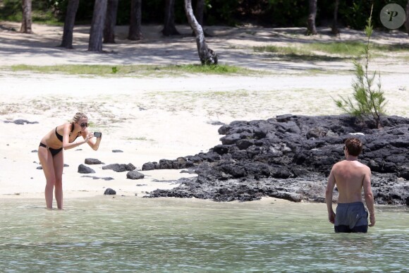 Exclusif - James Blunt et sa femme Sofia Wellesley profitent d'un après-midi ensoleillé sur une plage de l'Île Maurice. Le 22 février 2015.