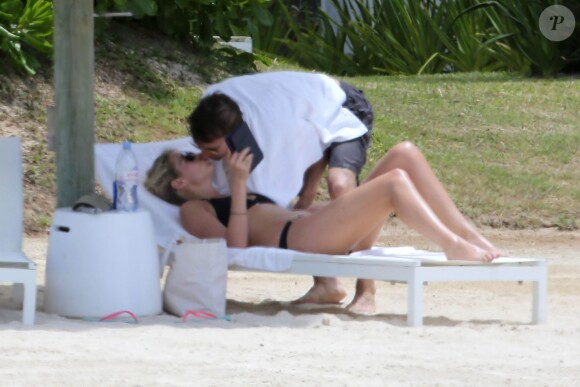 Exclusif - James Blunt et sa femme Sofia Wellesley profitent d'un après-midi ensoleillé sur une plage de l'Île Maurice. Le 22 février 2015.