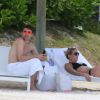 Exclusif - James Blunt et sa femme Sofia Wellesley profitent d'un après-midi ensoleillé sur une plage de l'Île Maurice. Le 22 février 2015.