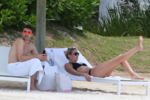 Exclusif - James Blunt et sa femme Sofia Wellesley profitent d'un après-midi ensoleillé sur une plage de l'Île Maurice. Le 22 février 2015.