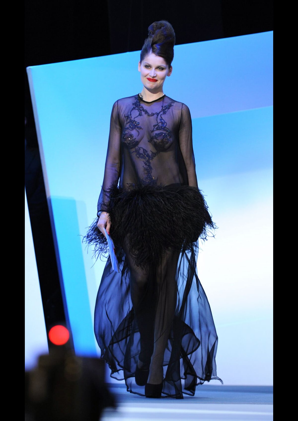 photo-laetitia-casta-lors-de-la-c-r-monie-des-c-sar-2010-portant-une