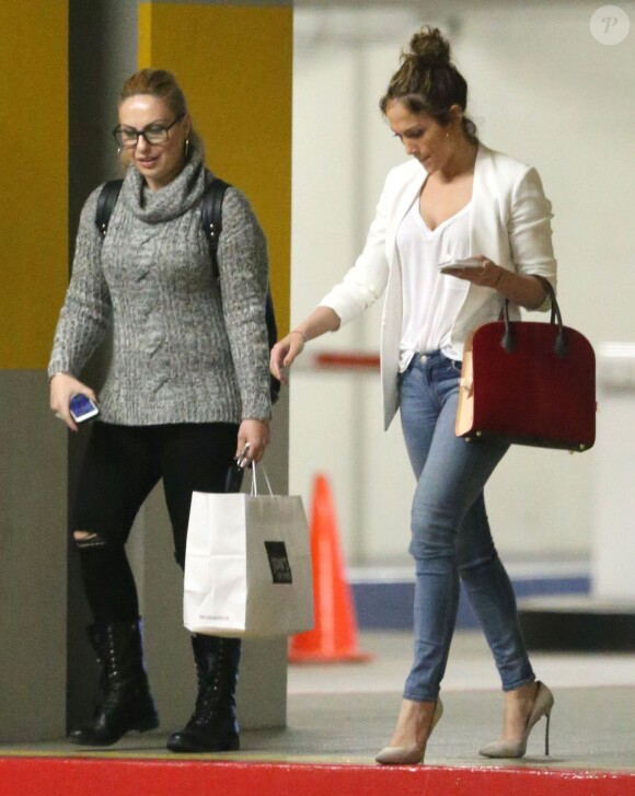 Exclusif - Jennifer Lopez se promène avec une amie à Studio City, le 5 février 2015. 