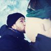 Justin Timberlake embrasse le baby-bump de sa chérie Jessica Biel le 1er février 2015.