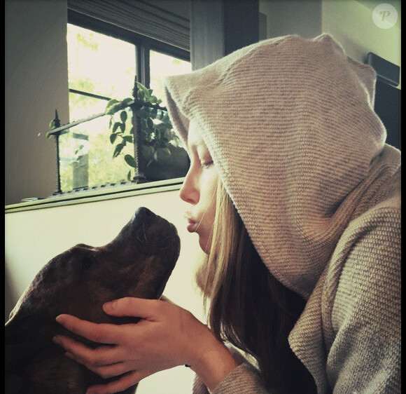 Jessica Biel remercie ses fans après son anniversaire avec une photo d'elle et son chien.