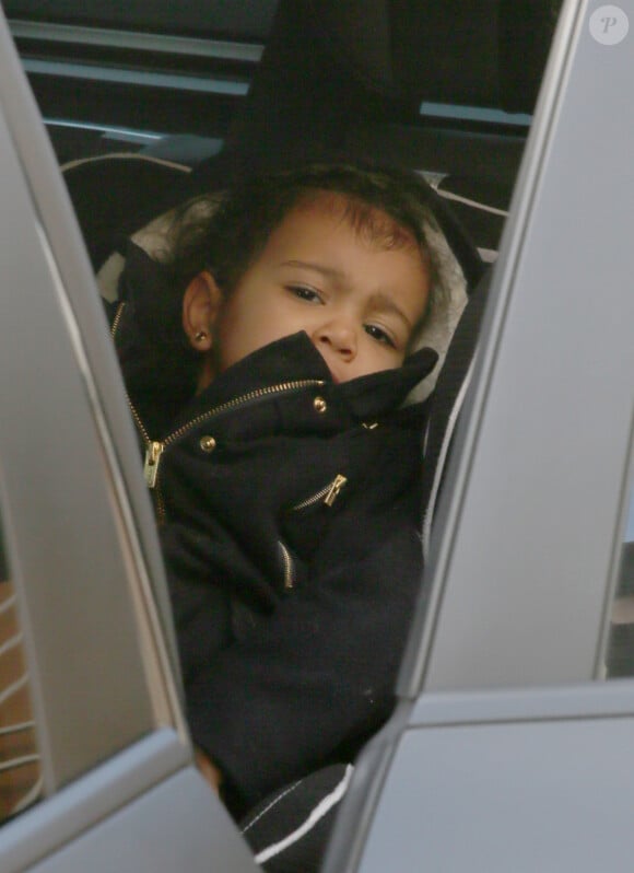 Exclusif - North, 20 mois, arrive à Paris avec son père Kanye West et sa grand-mère Kris Jenner. Le 4 mars 2015.