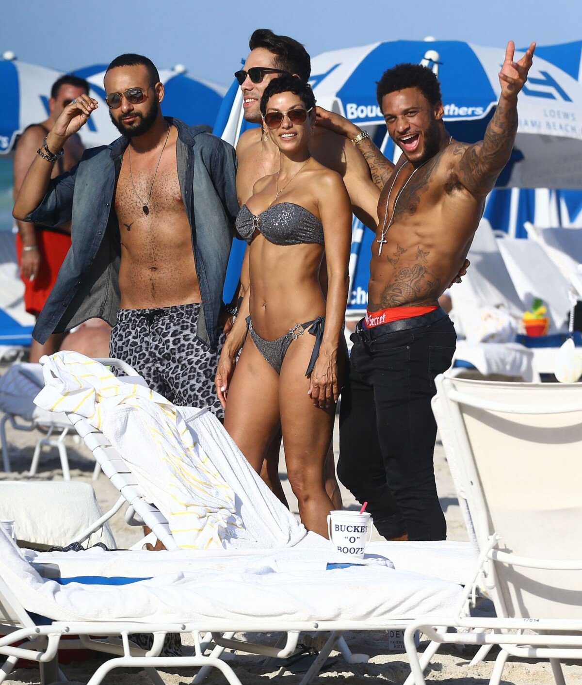 Photo : La sexy Nicole Murphy et ses amis (dont David McIntosh, à droite)  se détendent sur une plage de Miami, le 1er mars 2015. - Purepeople