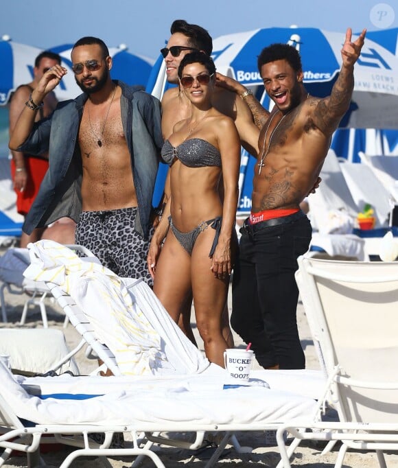 La sexy Nicole Murphy et ses amis (dont David McIntosh, à droite) se détendent sur une plage de Miami, le 1er mars 2015.