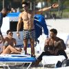 Nicole Murphy et des amis (dont David McIntosh) se détendent sur une plage de Miami, le 1er mars 2015.