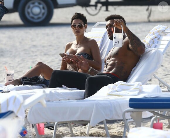 Nicole Murphy et David McIntosh se détendent sur une plage de Miami, le 1er mars 2015.