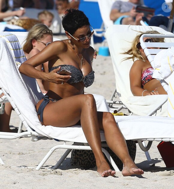 Nicole Murphy se dore la pilule sur une plage de Miami. Le 1er mars 2015.