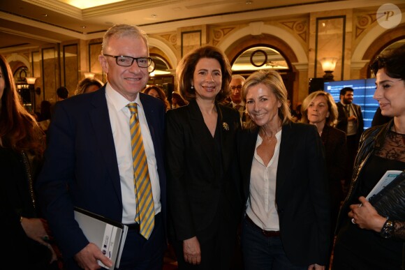 L'ambassadeur de France au Liban, Patrice Paoli, l'épouse du premier ministre libanais, Lama Salam, et Claire Chazal à la troisième conférence annuelle des Femmes sur les lignes de front. A Beyrouth au Liban. Le 4 mars 2015.