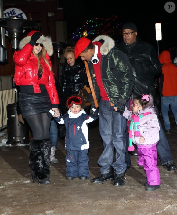 Mariah Carey, son mari Nick Cannon et leurs jumeaux Moroccan et Monroe sortent se promener a Aspen, le 23 decembre 2013 ou ils passent quelques jours. 