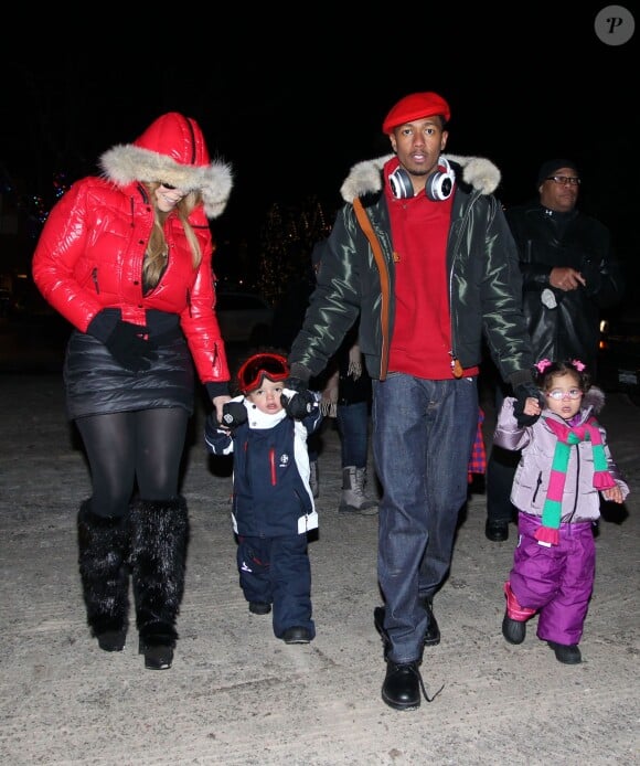 Mariah Carey, son mari Nick Cannon et leurs jumeaux Moroccan et Monroe sortent se promener a Aspen, le 23 decembre 2013 