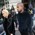 Kanye West et sa femme Kim Kardashian sortent de l'hôtel Royal Monceau à Paris, le 5 mars 2015. Kim Kardashian est de nouveau blonde platine.