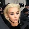 Kanye West et sa femme Kim Kardashian sortent de l'hôtel Royal Monceau à Paris, le 5 mars 2015. Kim Kardashian est de nouveau blonde platine.