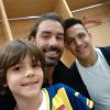 Théo Pirès (7 ans) avec son père Robert et Alexis Sanchez - janvier 2015
