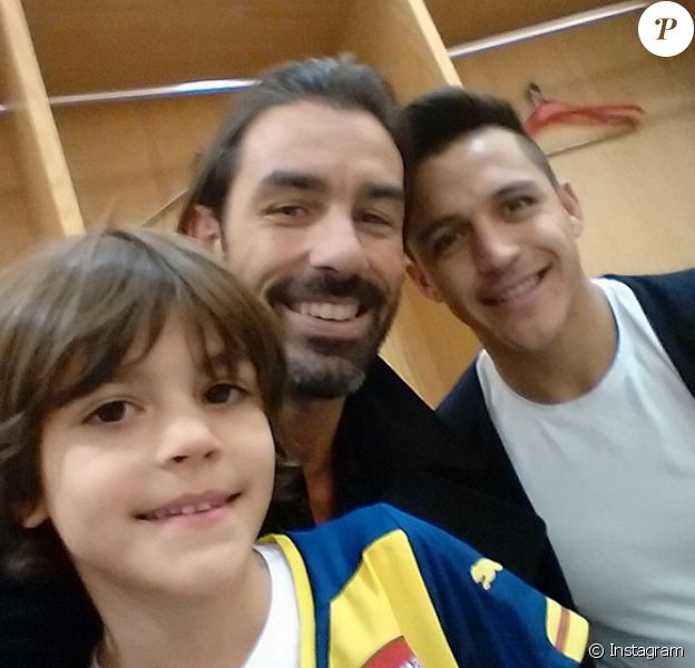 Théo Pirès (7 ans) avec son père Robert et Alexis Sanchez - janvier 2015