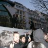 Kanye West, assailli par les fans à la sortie du Royal Monceau, a regardé le rappeur Jef Jon Sin se produire sur le toit de son bus de tournée. Paris, le 6 mars 2015.