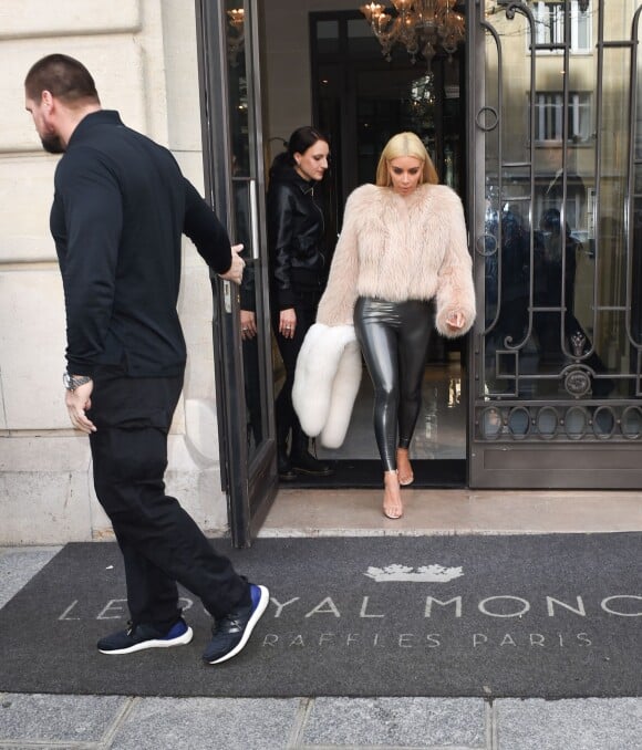 Kim Kardashian quitte le Royal Monceau à Paris, le 7 mars 2015.