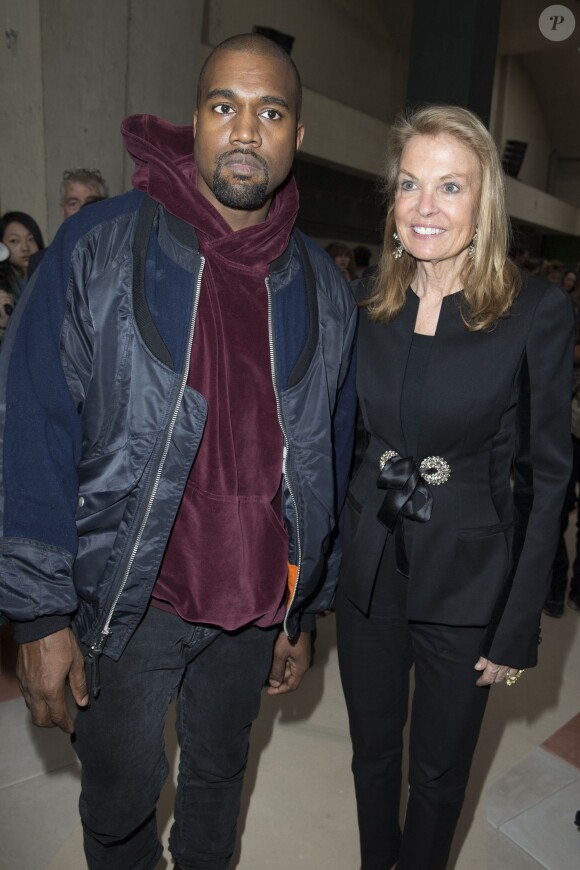 Kanye West et Jane Hartley, ambassadrice des États-Unis en France, assistent au défilé Céline automne-hiver 2015-2016, au Tennis Club de Paris, le 8 mars 2015.