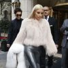 Kim Kardashian et Kris Jenner quittent Le Bristol et se rendent au restaurant L'Avenue. Paris, le 7 mars 2015.