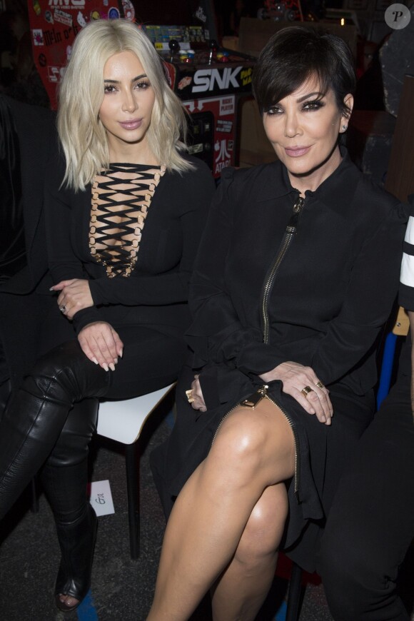 Kim Kardashian et Kris Jenner assistent au défilé Givenchy automne-hiver 2015-2016 au lycée Carnot. Paris, le 8 mars 2015.