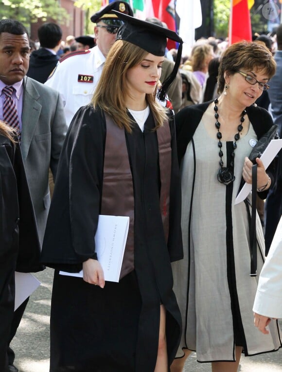 Emma Watson et sa mère - Emma Watson reçoit son diplôme de littérature à l'Université américaine de Brown, le 25 mai 2014. 