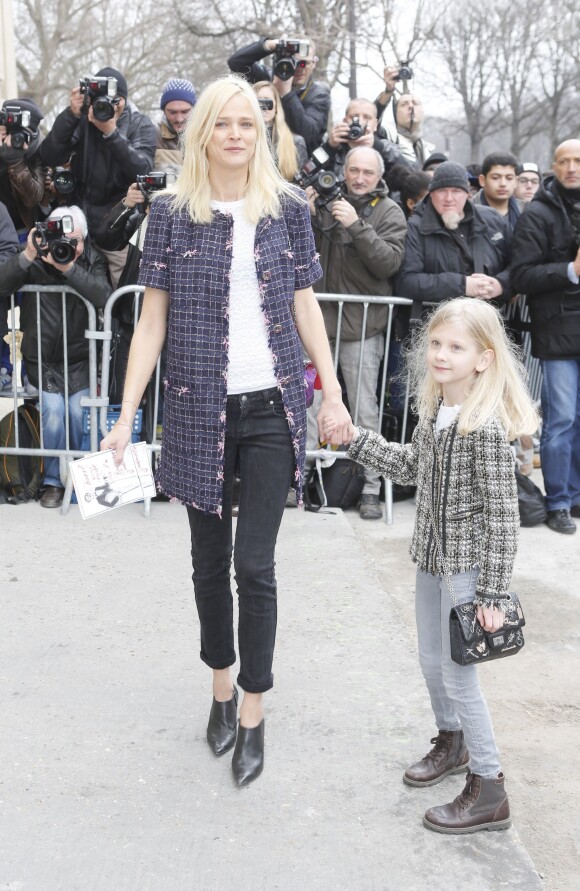 Carmen Kass et sa fille - Arrivées au défilé de mode "Chanel", collection prêt-à-porter automne-hiver 2015/2016, à Paris. Le 10 mars 2015 