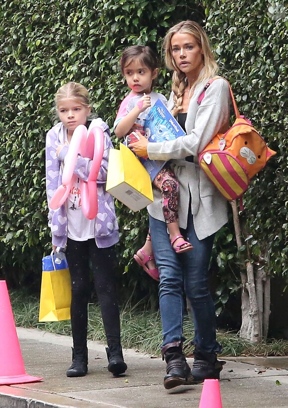 Denise Richards et ses filles se rendent à une fête chez Charlize Theron à Los Angeles, le 10 janvier 2015
