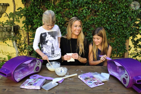 enise Richards et ses filles Lola et Sam à Los Angeles, le 30 novembre 2014