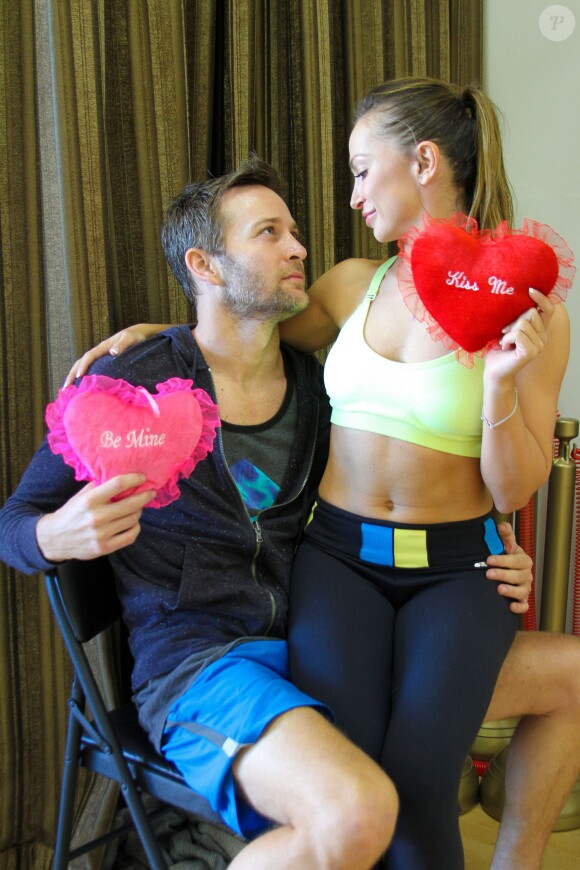 Exclusive - Karina Smirnoff dans son studio de danse pose avec son fiancé Jason Adelman, à Woodland Hills le 6 février 2015 