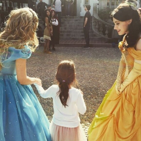 Sarah Michelle Gellar avec sa fille Charlotte et Whitney Avalon - Princess Rap Battle. Mars 2015