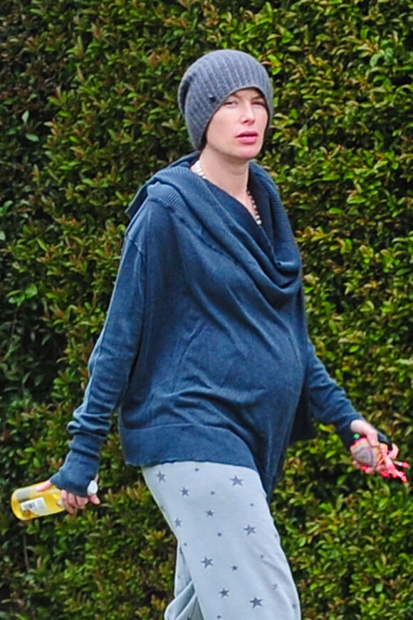 Lena Headey dévoile son baby bump en se baladant au naturel à Van Nuys, Los Angeles, le 11 mars 2015.