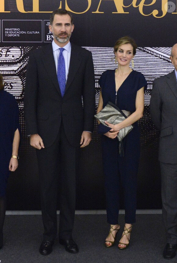 Letizia d'Espagne, en combinaison Mango, accompagnait le roi Felipe VI pour l'inauguration d'une exposition sur Sainte Thérèse d'Avila, le 11 mars 2015 à la Bibliothèque nationale d'Espagne, à Madrid.